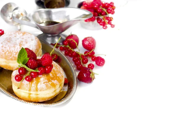 Ochtend ontbijt met mini donuts en bessen — Stockfoto