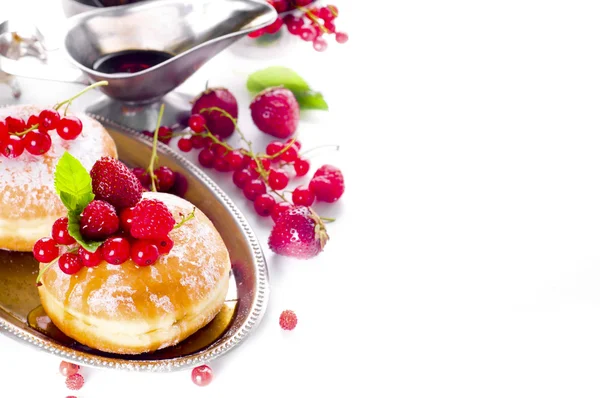 Morning breakfast with mini donuts and berries — Stock Photo, Image