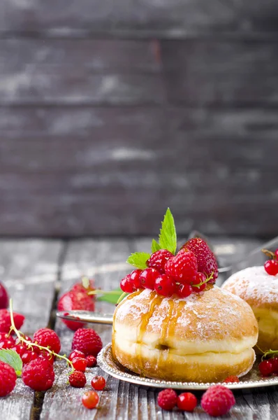 sabah kahvaltı mini donuts ve çilek ile 