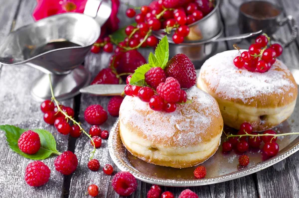 Morning breakfast with mini donuts and berries — Stock Photo, Image