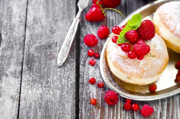 Morning breakfast with mini donuts and berries — Stock Photo, Image