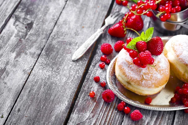 Morning breakfast with mini donuts and berries — Stock Photo, Image