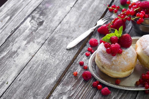 Morning breakfast with mini donuts and berries — Stock Photo, Image