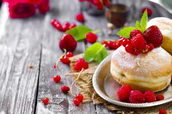 Morning breakfast with mini donuts and berries — Stock Photo, Image