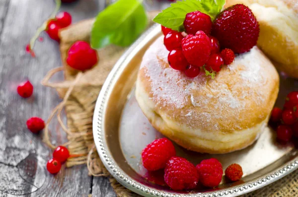 Morning breakfast with mini donuts and berries — Stock Photo, Image