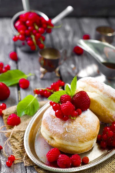 Morning breakfast with mini donuts and berries — Stock Photo, Image