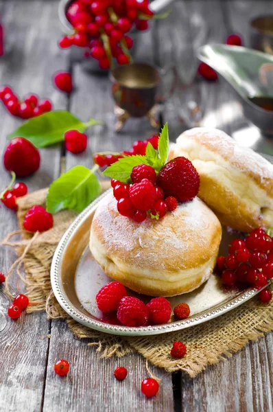 Morning breakfast with mini donuts and berries — Stock Photo, Image