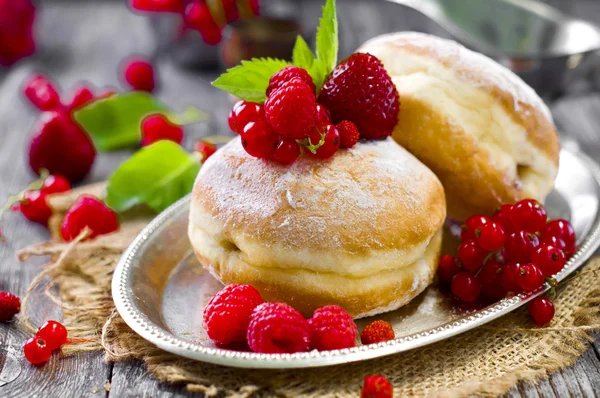 Morning breakfast with mini donuts and berries — Stock Photo, Image