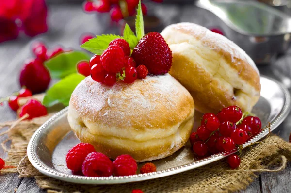 Morning breakfast with mini donuts and berries — Stock Photo, Image