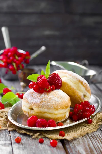 Morning breakfast with mini donuts and berries — Stock Photo, Image