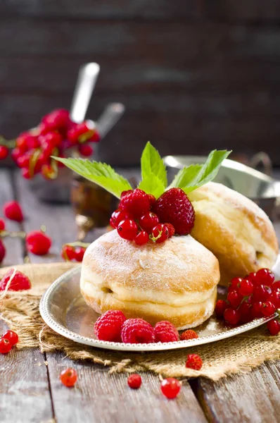 Morning breakfast with mini donuts and berries — Stock Photo, Image