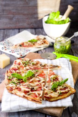 rustik İtalyan pizza Mozzarella peyniri ile