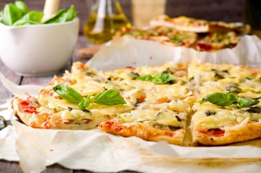 sağlıklı sebze ve mantar vejetaryen pizza 