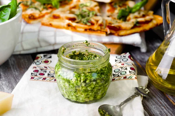 Pizza al pesto e formaggio di capra — Foto Stock