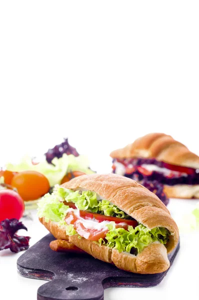 Sandwich de croissant con salmón salado en plato , —  Fotos de Stock