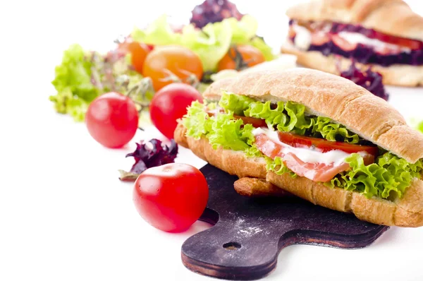 Sandwich de croissant con salmón salado en plato , —  Fotos de Stock