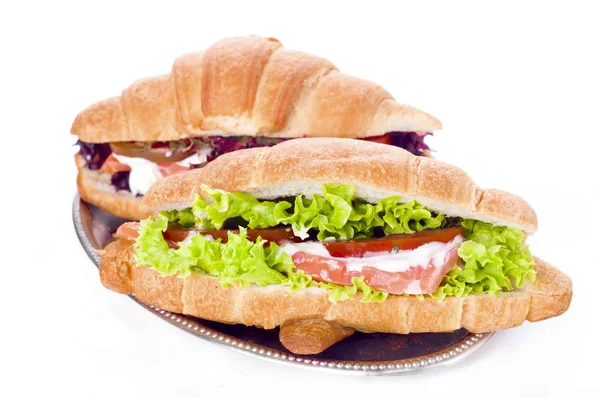 Panino al croissant con salmone salato sul piatto , — Foto Stock