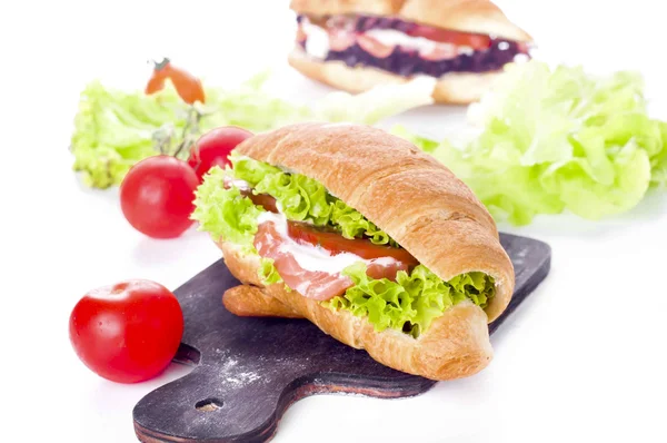 Sandwich de croissant con salmón salado en plato , —  Fotos de Stock