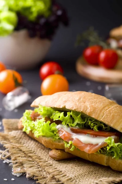 Sandwich de croissant con salmón salado —  Fotos de Stock