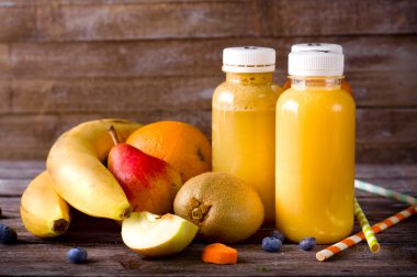 farklı meyve suları ve meyve 