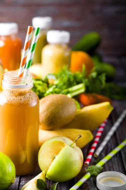 farklı meyve suları ve meyve 