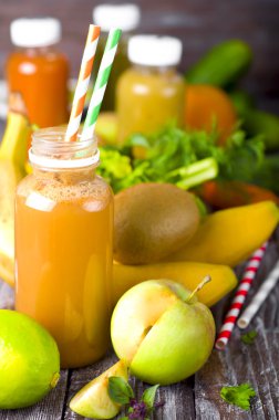 farklı meyve suları ve meyve 