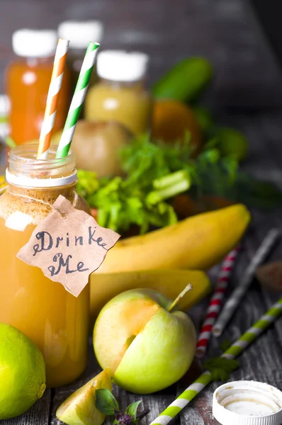 Different juices and fruits — Stock Photo, Image