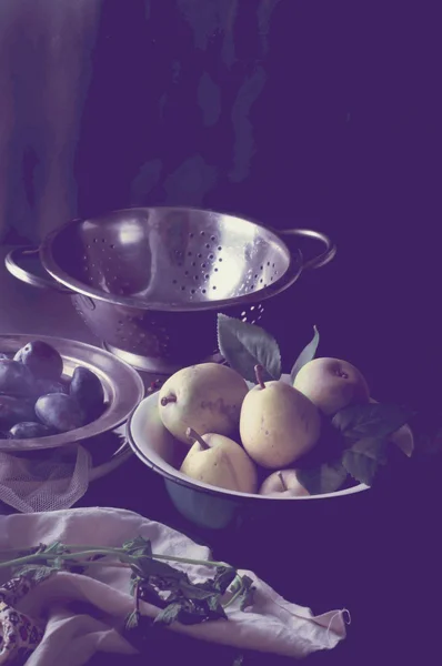 Fresh organic pears on old wood. toned effect — Stock Photo, Image