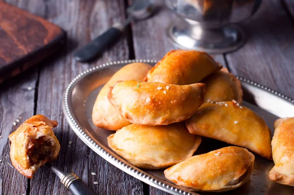 Hausgemachte gefüllte Empanadas — Stockfoto