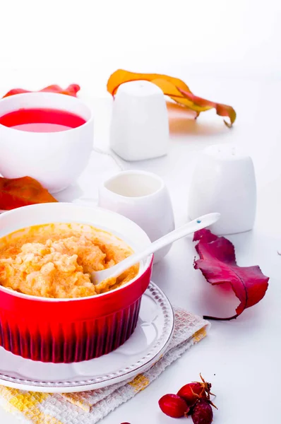 Porridge di zucca di riso su uno sfondo bianco — Foto Stock