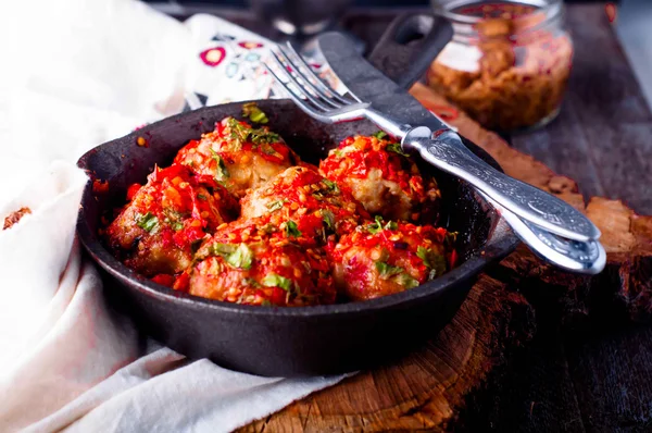 Läckra köttbullar gjorda av köttfärs i en kryddig tomat — Stockfoto