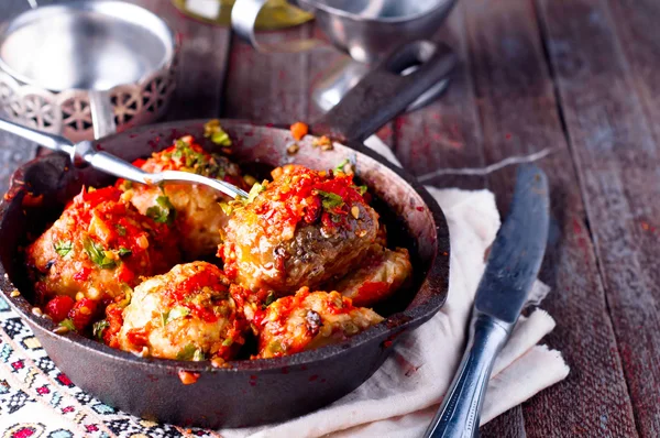 Läckra köttbullar gjorda av köttfärs i en kryddig tomat — Stockfoto