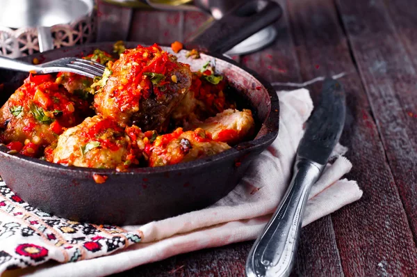 Läckra köttbullar gjorda av köttfärs i en kryddig tomat — Stockfoto