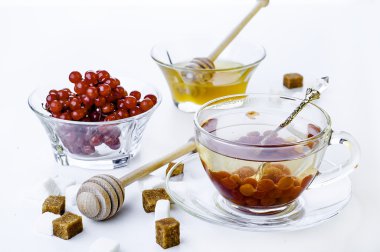 Bal ve kartopu ile sıcak bitkisel çay,