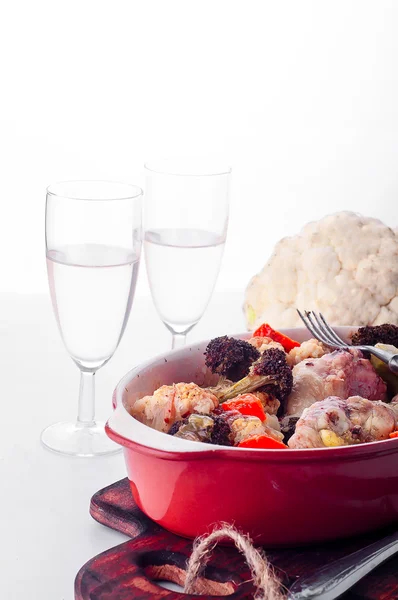 Pernas de frango fritas com legumes — Fotografia de Stock