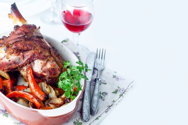 Izgara gevrek baharatlı domuz eti veya tavuk budu 