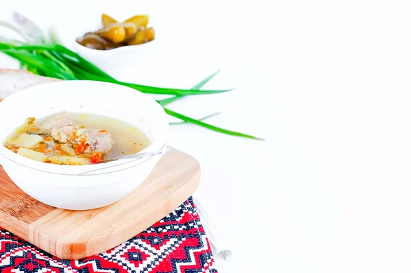 Суп с маринованными огурцами — стоковое фото