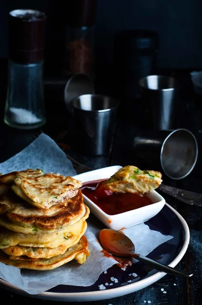 Crêpes savoureuses servies dans l'assiette — Photo