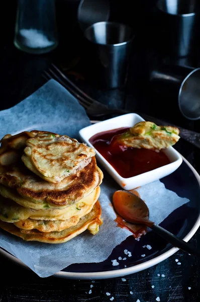 Deliciosos panqueques servidos en el plato — Foto de Stock