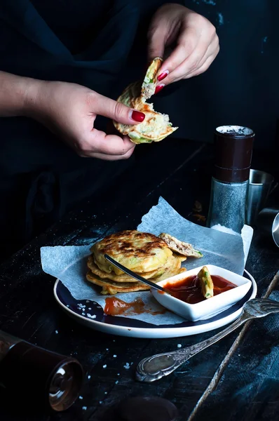 Deliciosos panqueques servidos en el plato — Foto de Stock