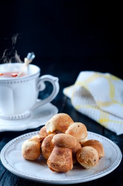 çay ve bisküvi siyah bir tabloda çay fincanı 