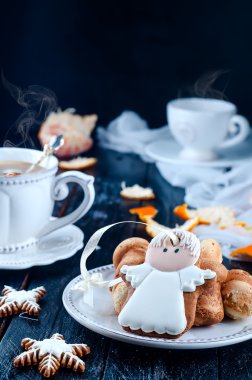 çay ve bisküvi angel, tangerineon siyah bir tablo ile çay fincanı 