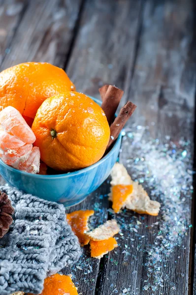 Mandarina en bufanda sobre fondo de madera — Foto de Stock