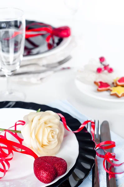 Wakacje romantyczny stół ustawienie z róż — Zdjęcie stockowe