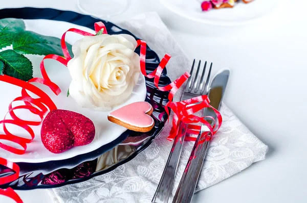 Ajuste de mesa romántico de vacaciones con rosas rosadas — Foto de Stock