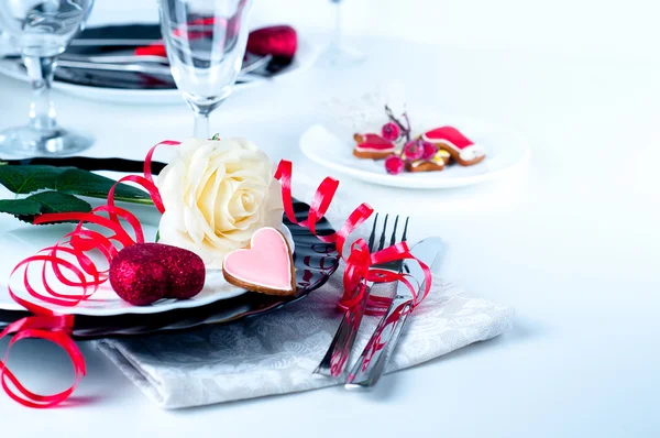 Wakacje romantyczny stół ustawienie z róż — Zdjęcie stockowe