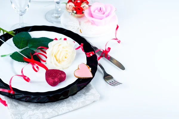 Cenário de mesa romântico de férias com rosas rosa — Fotografia de Stock