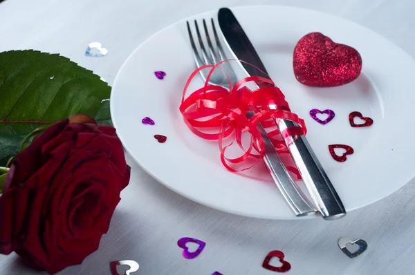 Romantyczny stół ustawienie z różą — Zdjęcie stockowe