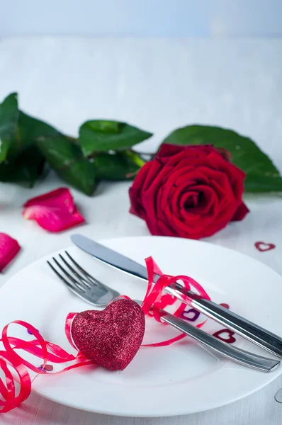 Configuração de mesa romântica com rosa — Fotografia de Stock