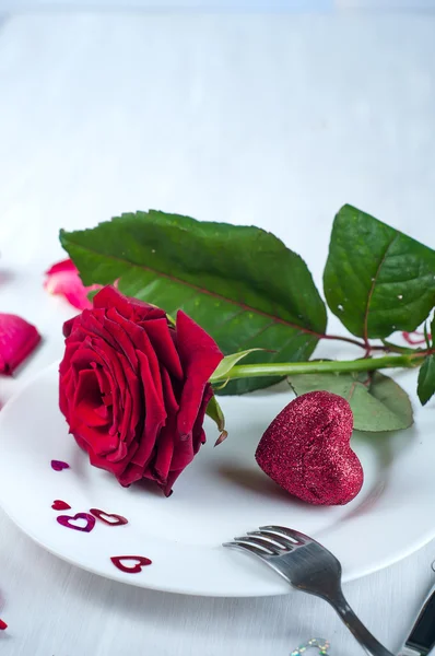 Romantyczny stół ustawienie z różą — Zdjęcie stockowe